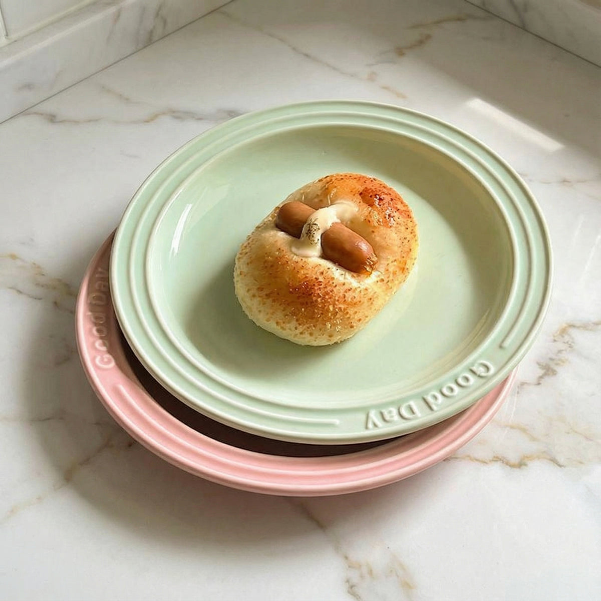 Elegant Retro Green Plate with Pink Base